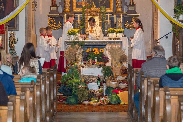 Thumbnail: _JA 24179 Erntedank in Hohenried, Kirche, Messe.jpg